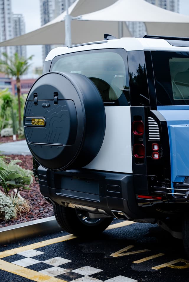 Barugzai Prado VIP Rear Seats Setup